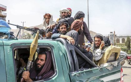 Talibanstrijders rijden door Kabul. beeld AFP, EPA/Stringer