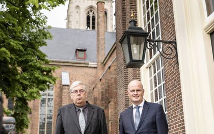 Het kerkhistorische blad Oude Paden heeft in de achterliggende 25 jaar een stuk kerkgeschiedenis vastgelegd, maar ook doorgeven wat de Heere in het verleden in harten van mensen werkte, zeggen redactieleden dr. Henk Florijn (l.) en Pieter Neven. beeld André Dorst