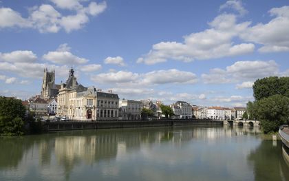 De Franse stad Meaux met links de torens van de kathedraal Saint-Étienne. beeld iStock