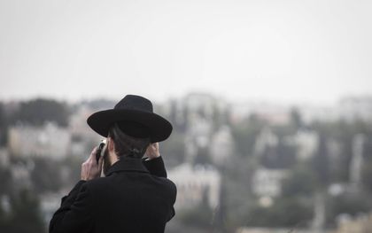 Veel ultraorthodoxe Joden gebruiken hun telefoon alleen om te bellen. beeld Flash 90, Hadas Parush