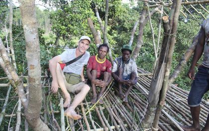 Peter Jan de Vries tijdens zijn uitzending naar Papoea in Indonesië als Bijbelvertaler. „Ook als natuurbeschermer ben ik getuige van Christus.” beeld Peter Jan de Vries