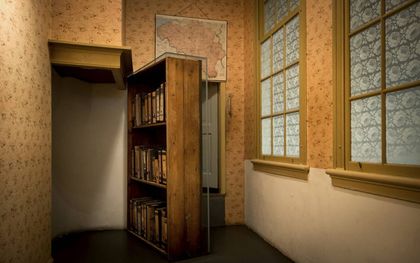 De boekenkast naar het Achterhuis. beeld ANP, Koen van Weel