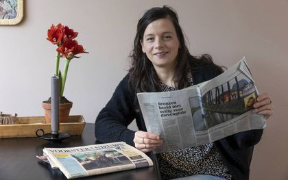 Kirsten Dijkman toont de krant uit 2012 met het artikel over het ongeluk. beeld RD, Anton Dommerholt