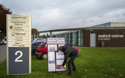 Een antivaxxer bij een medisch centrum in Staphorst. Deskundigen adviseren een vierde coronaprik in het najaar aan bepaalde risicogroepen aan te bieden. beeld ANP, Vincent Jannink