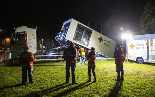 Het Rode Kruis plaatste noodaccommodaties bij het overvolle aanmeldcentrum in Ter Apel. beeld ANP, VINCENT JANNINK
