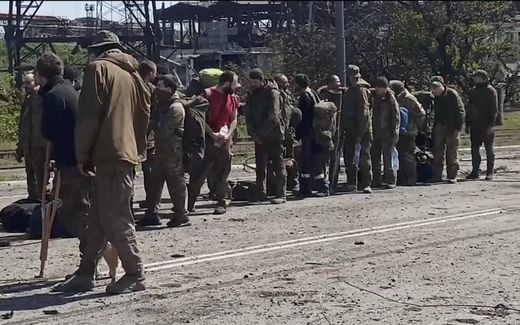Oekraïense soldaten van de belegerde staalfabriek Azovstal worden geëvacueerd. beeld EPA, Russian Defence Ministry Press Service