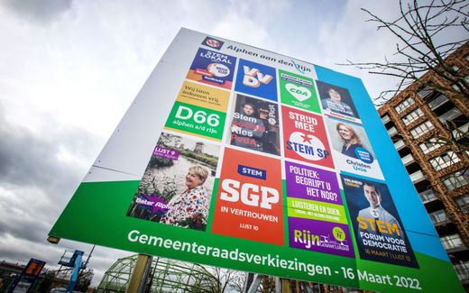 Verkiezingsbord met posters voor de gemeenteraadsverkiezingen in Alphen aan den Rijn. beeld ANP, John van der Tol