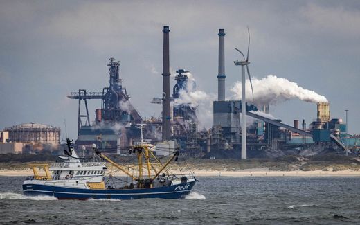 Het terrein van staalbedrijf Tata Steel in IJmuiden gezien vanaf de Noordzee. beeld ANP, JEFFREY GROENEWEG