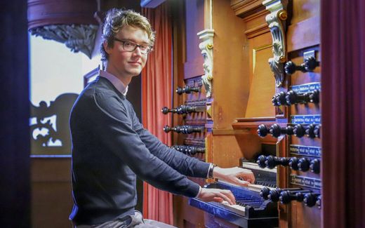 Gerwin Hoekstra in december 2019 aan de klavieren van het orgel in Leeuwarden. beeld Simon Bleeker