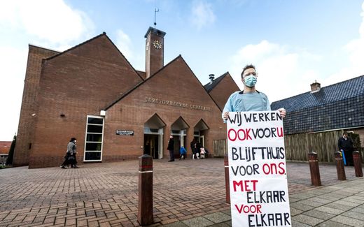 De discussie over de wenselijkheid of onwenselijkheid van kerkgang speelde ook bij vorige epidemieën. beeld Remko de Waal