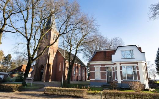 De Veenkerk in Klazienaveen-Noord, met de pastorie. beeld RD, Anton Dommerholt