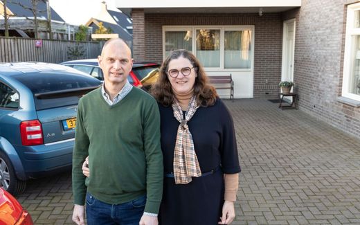 Jan en Janneke van Nieuwenhuyzen voor hun gastenhuis in Yerseke. Het echtpaar hoopt dat gasten hier de warmte van het gewone leven kunnen ervaren.  beeld RD, Anton Dommerholt