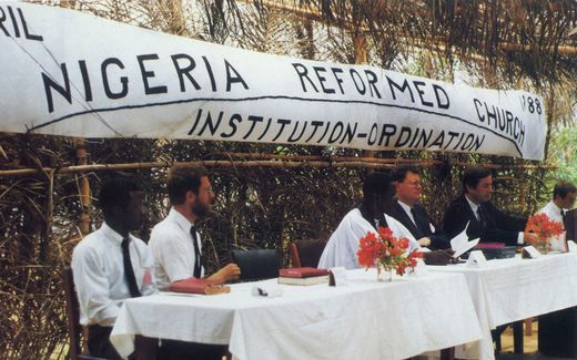 Zendingsgebied in Nigeria, Izi. In april 1988 werd de Nigerian Reformed Church geïnstitueerd. Vijfde van links is ds. C. Sonnevelt. beeld RD