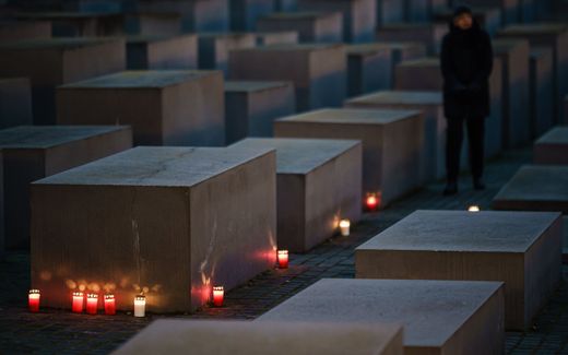 Rouwkaarsen bij het Holocaustmonument in Berlijn, Duitsland. beeld EPA, Clemens Bilan