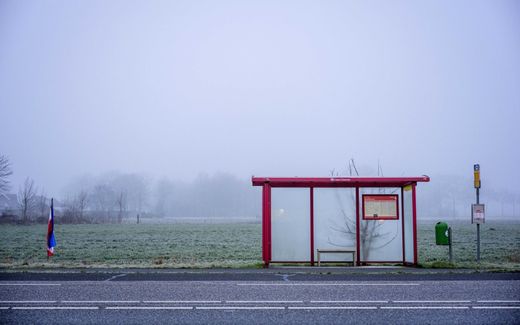 Een bushalte in Haaksbergen tijdens een staking van het streekvervoer en regionaal vervoer. Door de staking rijden er buiten de grote steden minder of geen bussen. beeld ANP, Emiel Muijderman