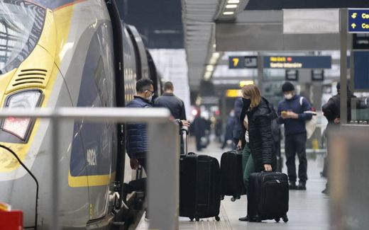 De trein is in veel gevallen een goed en duurzaam alternatief voor het vliegtuig. Foto: passagiers stappen aan boord van een Eurostar-trein op het St. Pancras station in Londen. beeld AFP, Tolga Akmen