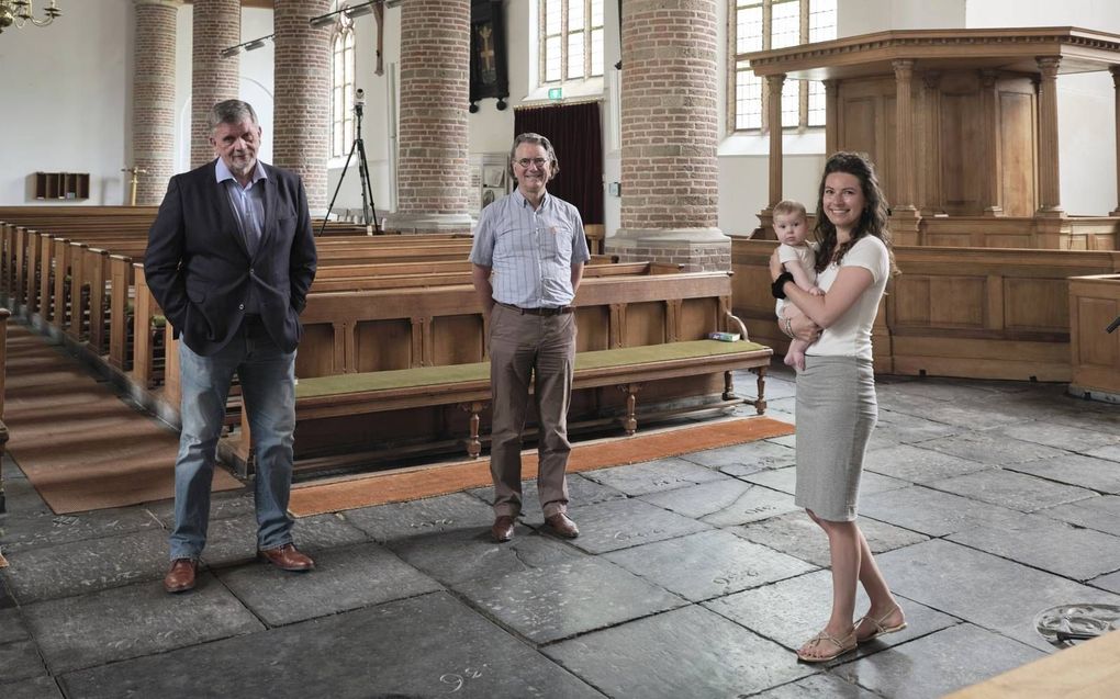 „Het is belangrijk dat je als kerk naar buiten treedt”, zegt Evelien Bosch, lid van het kernteam ”Werk aan de kerk” in Loenen aan de Vecht, op de foto samen met Maarten Bootsma (l.) en ds. P. Nagel. beeld Sjaak Verboom