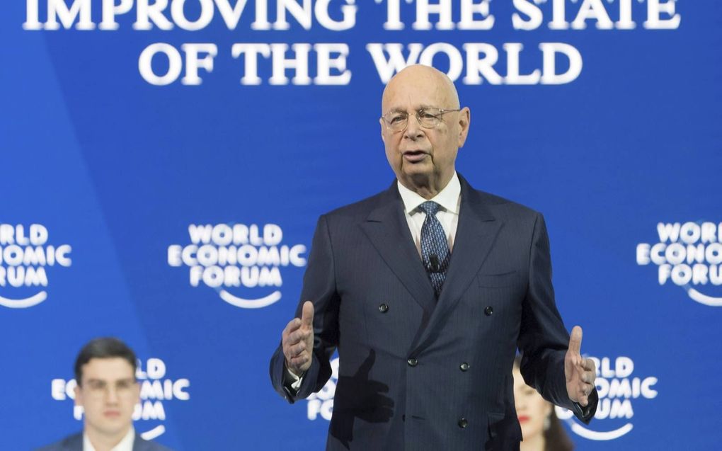 Klaus Schwab spreekt tijdens een vergadering van het World Economic Forum in 2019 in Davos over het onderwerp "Globalisering 4.0". beeld EPA, Laurent Gillieron