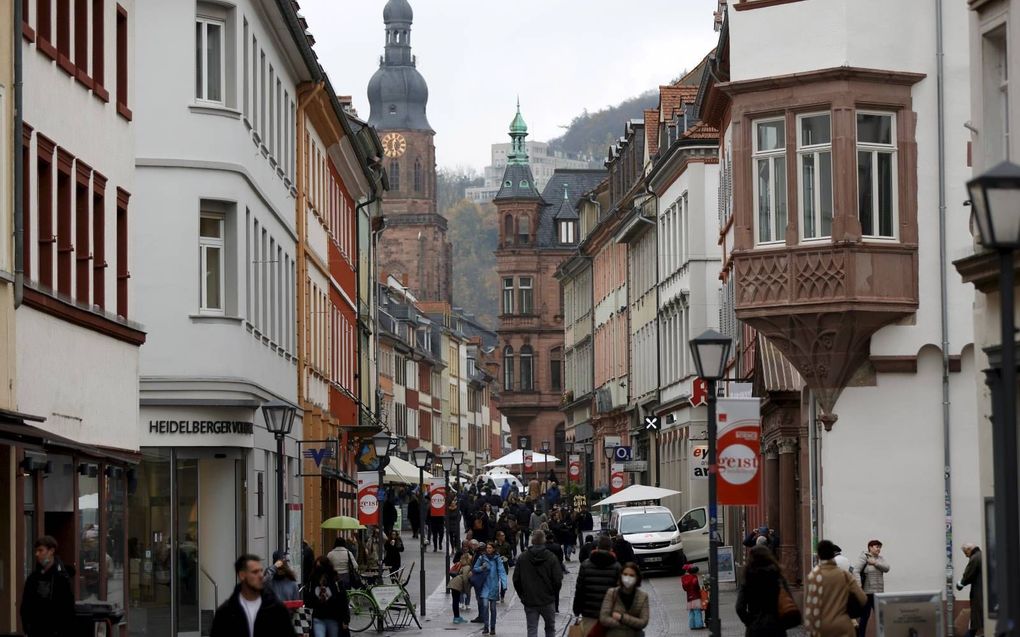 In Heidelberg (foto) gelden weer strengere coronaregels, evenals in andere Duitse plaatsen. Om de pandemie te bestrijden grijpen deelstaten steeds vaker naar de 2G-regel. beeld EPA, Ronald Wittek