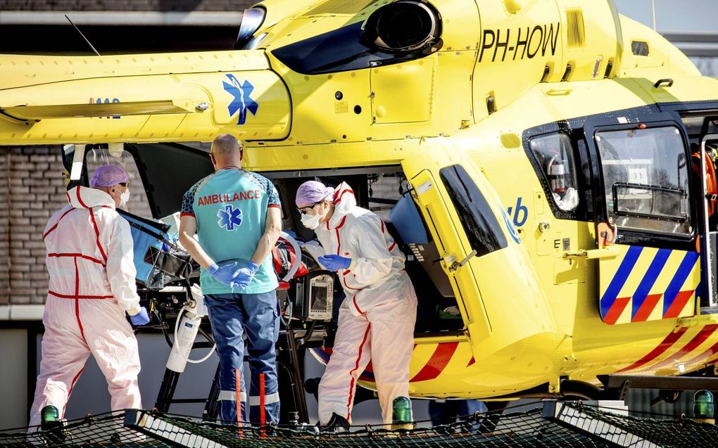 Een coronapatiënt wordt een traumahelikopter in gedragen die vertrekt vanaf het Elisabeth-TweeSteden Ziekenhuis in Tilburg naar Duitsland. beeld ANP, Sem van der Wal