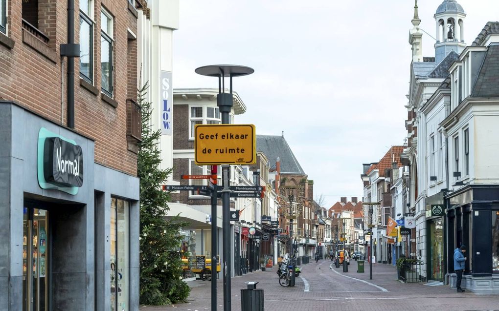 Geef elkaar de ruimte.” Dat lukt nu best in de Amersfoortse binnenstad: sinds zondagochtend mag slechts een klein deel van de winkels open zijn. beeld Ruben Schipper