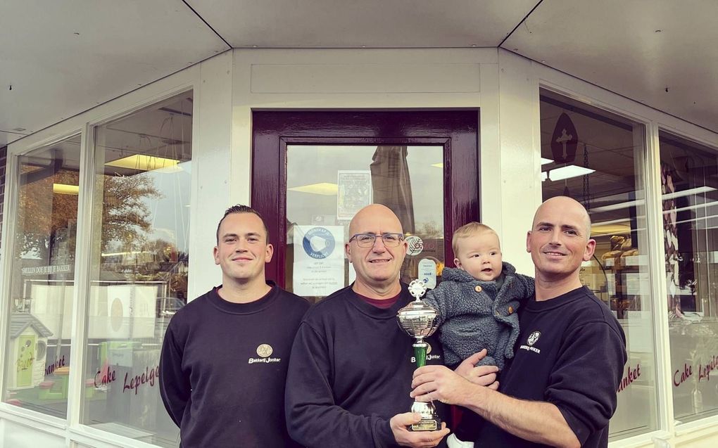 Hendri Jonker met zijn broertje (l), vader en zoontje. beeld, familie Jonker