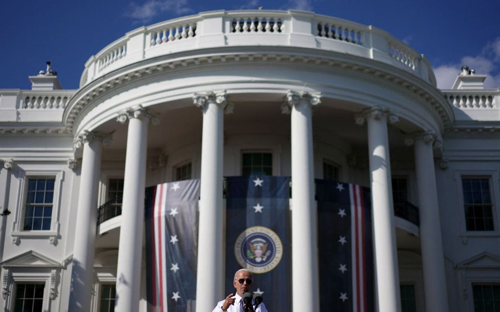 De Amerikaanse president Joe Biden houdt op 13 september voor het Witte Huis in Washington een toespraak tijdens een bijeenkomst om de goedkeuring van de Inflation Reduction Act (IRA) te vieren. beeld AFP, Mandel Ngan