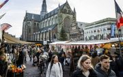 Winkelend publiek op de Grote Markt in Haarlem. beeld ANP, Remko de Waal