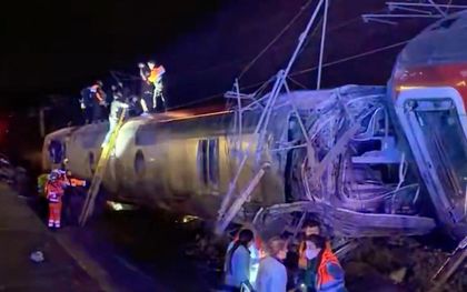 Minstens 21 doden bij treinbotsing in Spanje. Minstens 21 doden bij treinbotsing in Spanje.