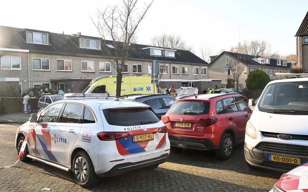 Hulpdiensten kwamen zaterdag naar de Anemoonstraat in Nieuwegein. Daar stak een waarschijnlijk verwarde man van Marokkaanse origine een 11-jarig Somalisch meisje dood.  beeld ANP, Michiel van Beers 