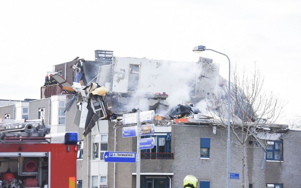 De bovenste verdieping van een appartementencomplex in Veendam is door een explosie compleet weggevaagd. beeld ANP