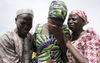Een emotioneel weerzien tussen een van de ontvoerde Chibokmeisjes en haar ouders, in 2017. Tientallen klasgenoten zijn tien jaar na de ontvoering door Boko Haram nog altijd in handen van de terreurgroep. beeld AFP, Sunday Aghaeze