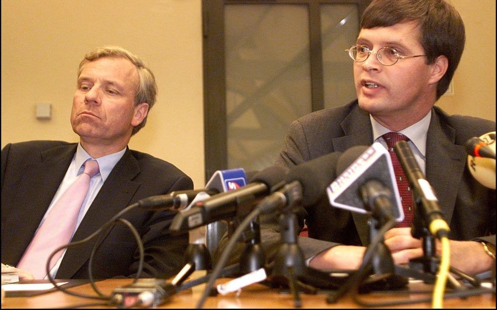 Balkenende tijdens zijn eerste persconferentie als CDA-fractievoorzitter in september 2001. Naast hem zijn teruggetreden voorganger De Hoop Scheffer. Foto ANP