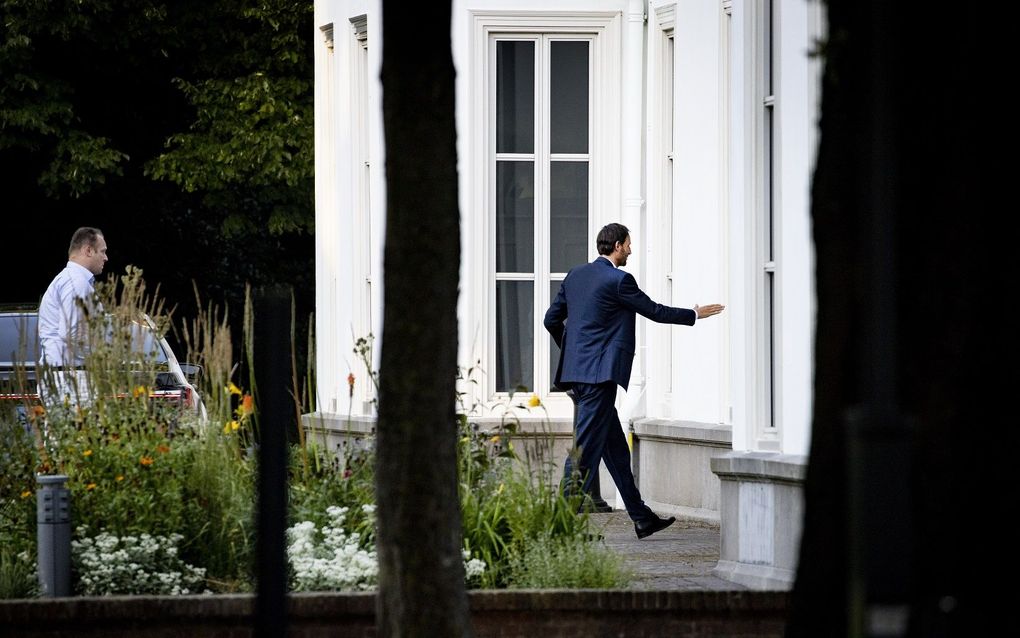 Pieter Heerma en Wopke Hoekstra komen donderdag aan bij het Catshuis voor overleg tussen het kabinet en de coalitiepartijen. beeld ANP, RAMON VAN FLYMEN