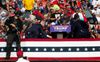 Presidentskandidaat Donald Trump wordt omringd door beveiligers nadat er tijdens een campagnebijeenkomst op hem is geschoten. beeld AFP, Rebecca Droke