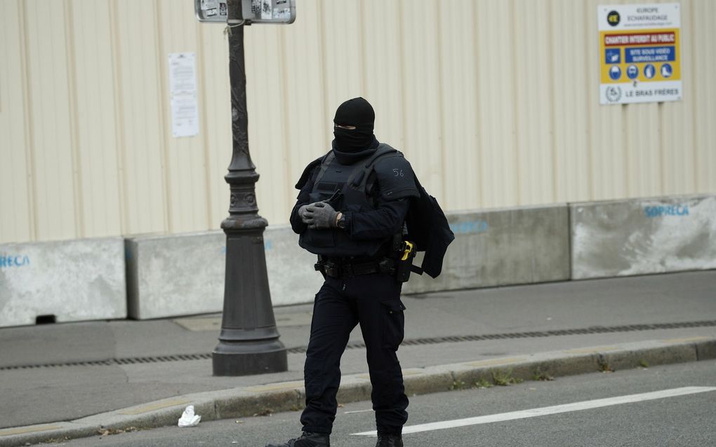 Franse veiligheidsdiensten zetten een veiligheidszone op rondom het hoofdbureau van de Parijse politie. beeld AFP