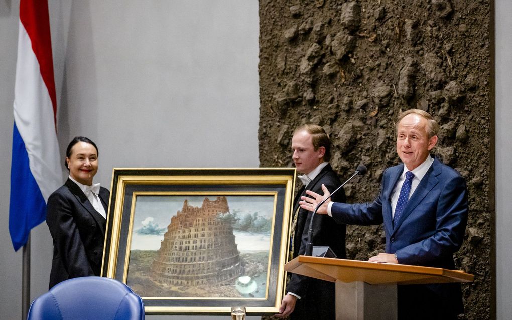 Kamerbodes brengen een door Kees van der Staaij (SGP) geregelde replica van het schilderij De Toren van Babel binnen. beeld ANP, Sem van der Wal