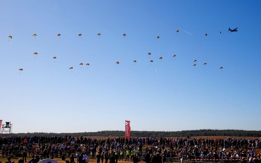 Paratroopers tijdens de herdenking van Market Garden. beeld ANP