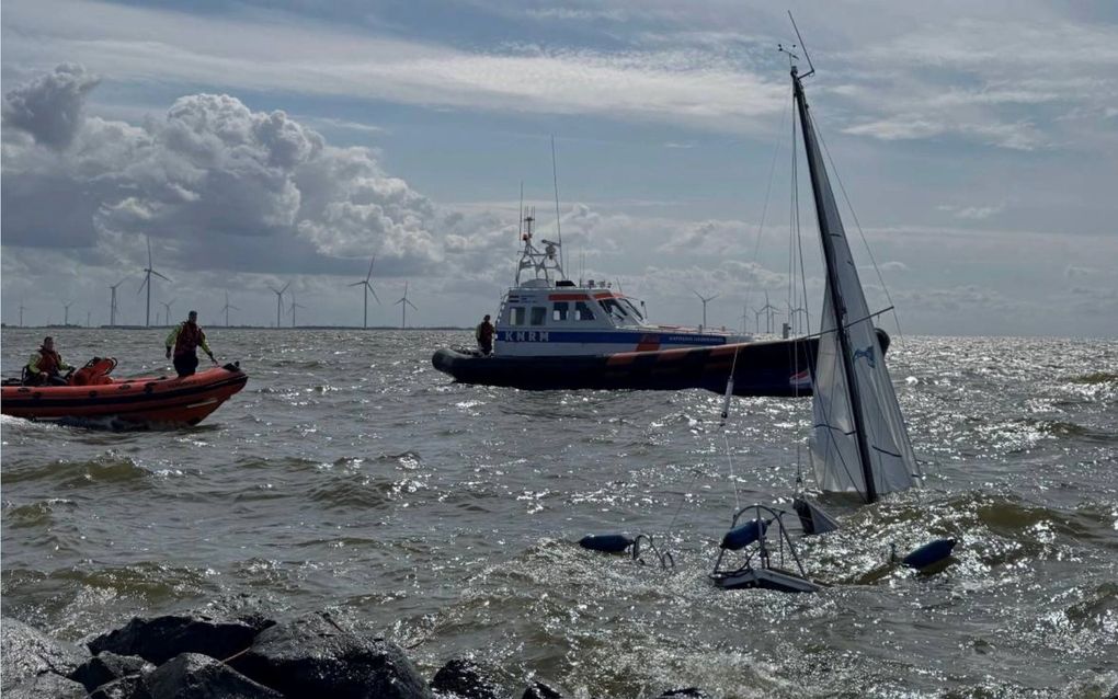 KNRM Urk spoedt zich ter plaatse als in juli zeilboot zinkt op het IJsselmeer