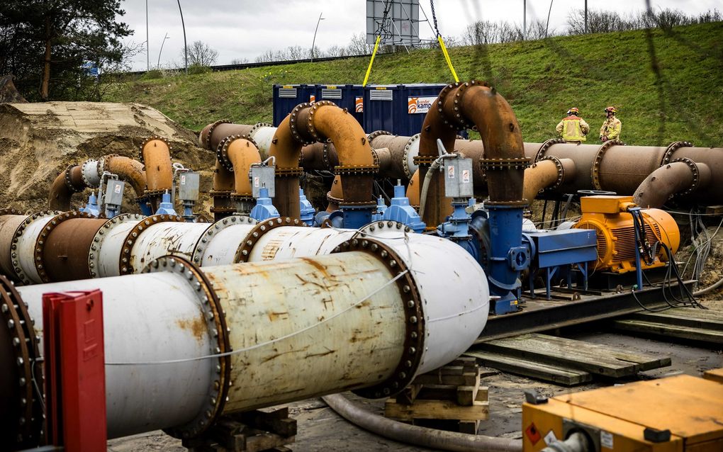 Aan de Professor Holstlaan in Eindhoven verzakt een pompinstallatie, en daarmee ook de gasleiding. beeld ANP, Rob Engelaar