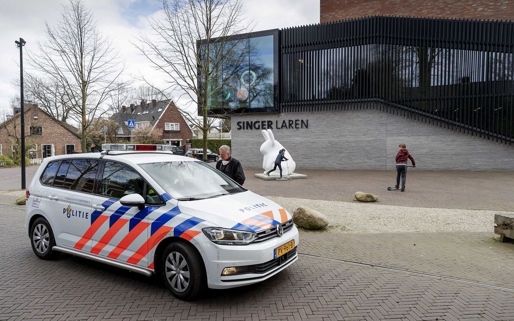 Politie bij Singer Laren na de diefstal. beeld ANP, ROBIN VAN LONKHUIJSEN