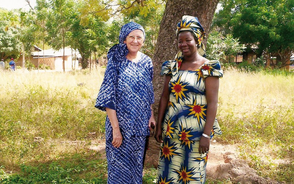 Dini Sonneveld (l.) op een oude foto, hier samen met Felicia, destijds de nieuwe directrice van het weeshuis in Igede. beeld Zending Gereformeerde Gemeenten