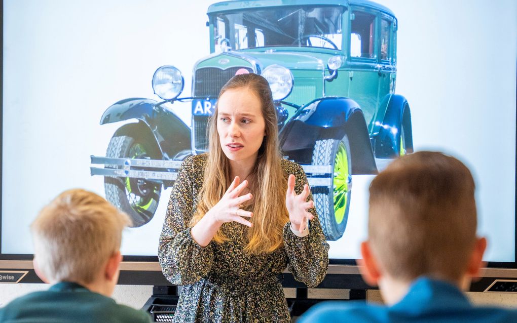 Juf Van Rijswijk zingt met groep 6b. beeld Van der Wal Fotografie, Rens de Groot