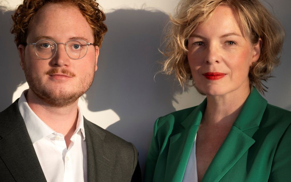 Foto van een jonge man met een bril en een grijs jasje en een jonge vrouw met blond haar en een groen jasje.