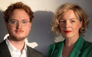 Foto van een jonge man met een bril en een grijs jasje en een jonge vrouw met blond haar en een groen jasje.
