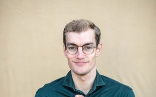 Portret van een man in groen overhemd.