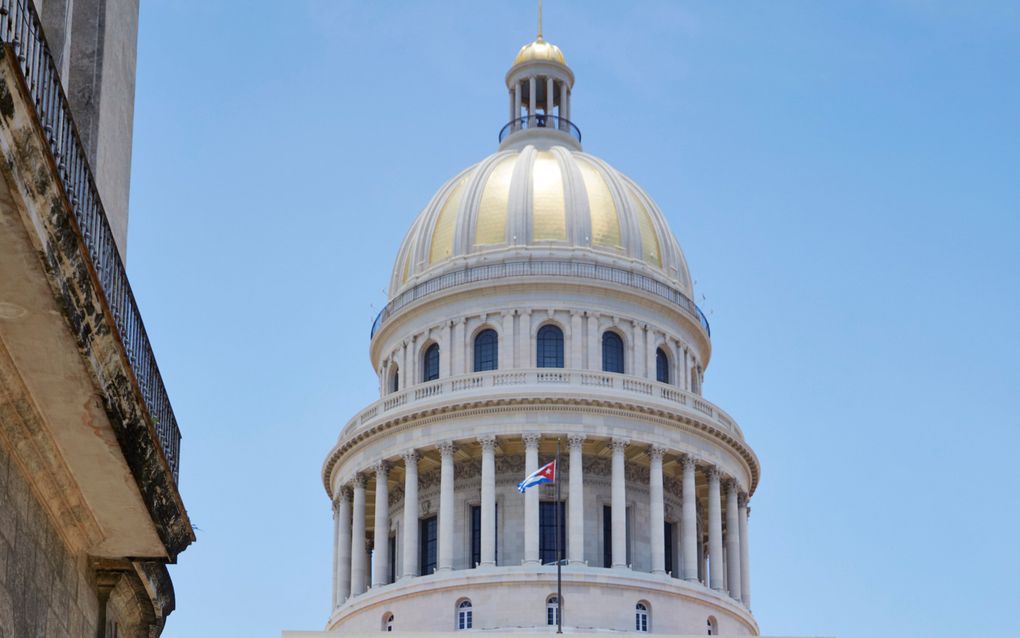 Een replica van het Amerikaanse Capitool verheft zich boven de Cubaanse hoofdstad Havana. Een opmerkelijk bouwsel in een land met een anti-Amerikaans regime. beeld Jaco Klamer