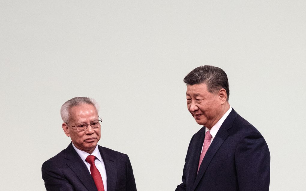 De nieuwe bestuurder van Macau, Sam Hou-fai (l.), schudt vrijdag de hand van de Chinese president Xi Jinping na zijn beëdiging. Xi bezocht de enclave voor de 25e verjaardag van de overdracht van Macau aan China. beeld EPA, Goncalo Lobo Pinheiro