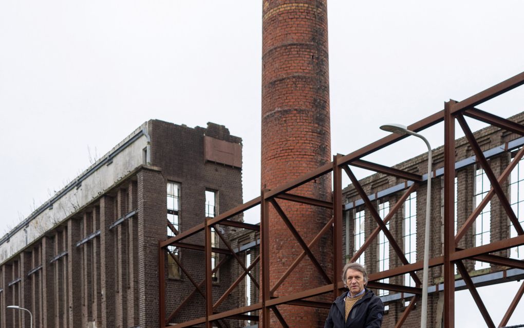 Arjan Barnard bij de in 1909 gebouwde schoorsteen van de voormalige aardappelmeelfabriek De Centrale in Coevorden, een van de oudere fabrieksschoorstenen in Nederland. De Stichting Fabrieksschoorstenen zet zich in voor het behoud ervan. beeld Jaco Hoeve