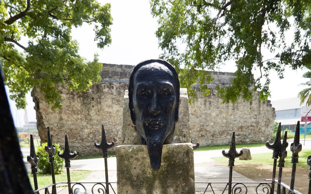 Verrassend: een standbeeldje van Johannes Calvijn in het oude centrum van Havana. beeld Jaco Klamer